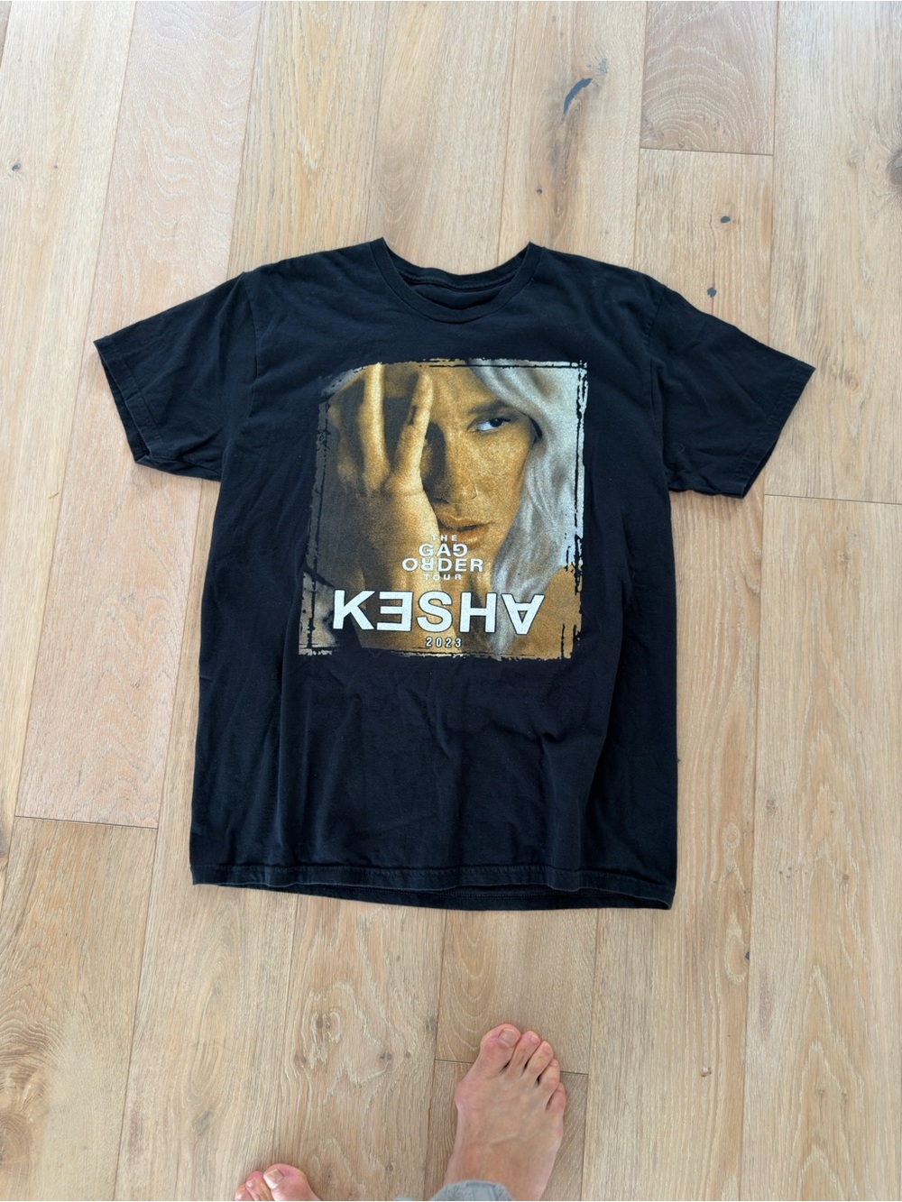 Kesha Gag order concert shirt  Tee - size large